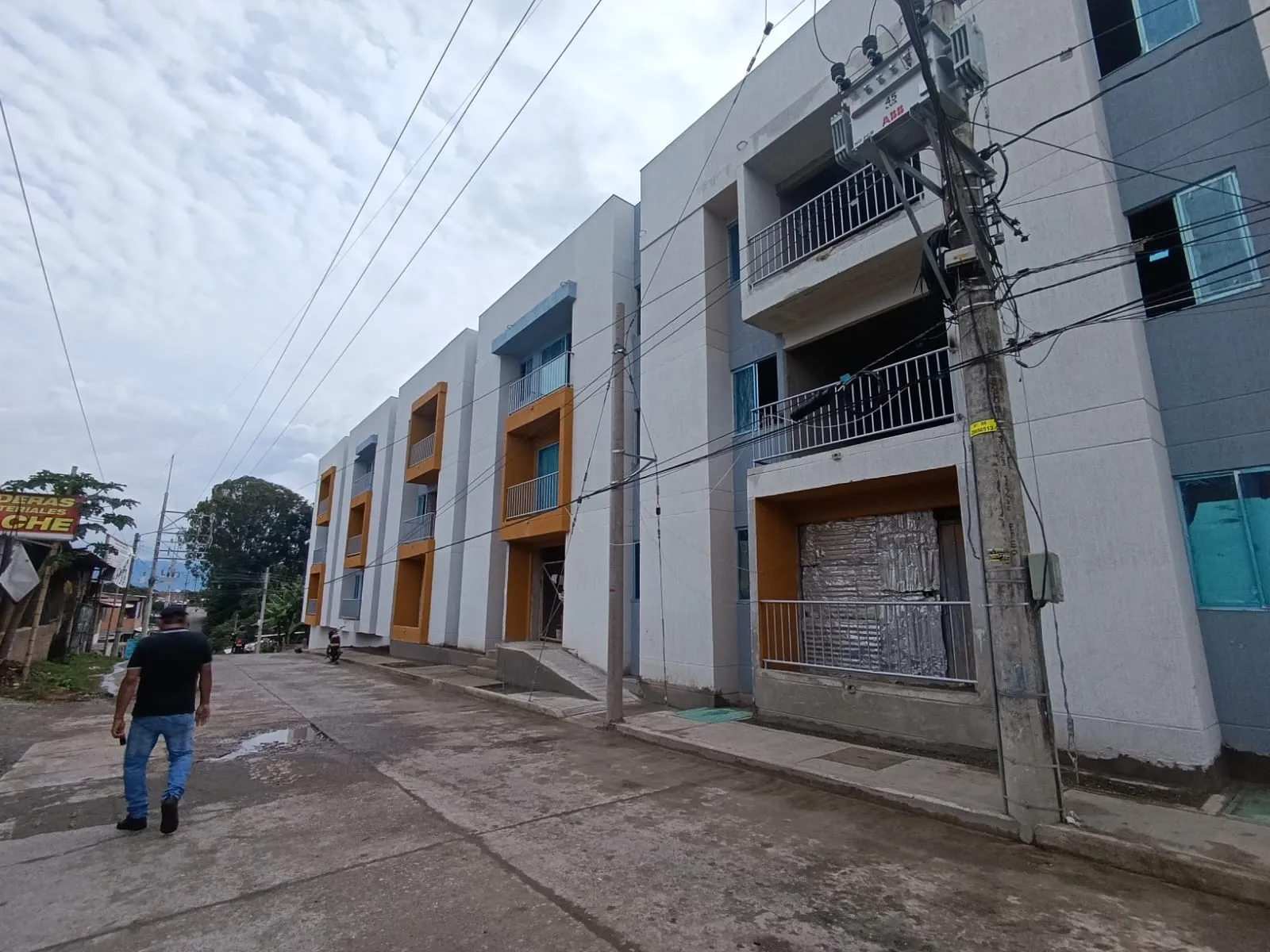 Construcción acceso edificio y zonas verdes